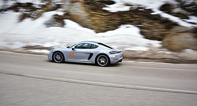 Otomobil Tutkunları Uludağ'da Sezonu Karda Sürüşle Kapattı