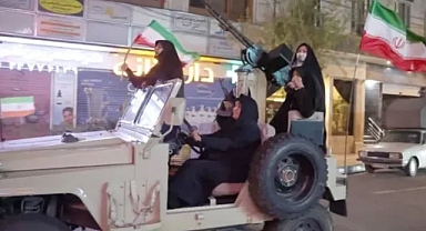 Tahran'da Kadınlar Silahlarla Destek Gösterisi Düzenledi