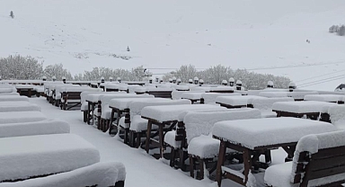 Uludağ’da Nisan Ayında Kar Sürprizi: Zirve Beyaza Büründü