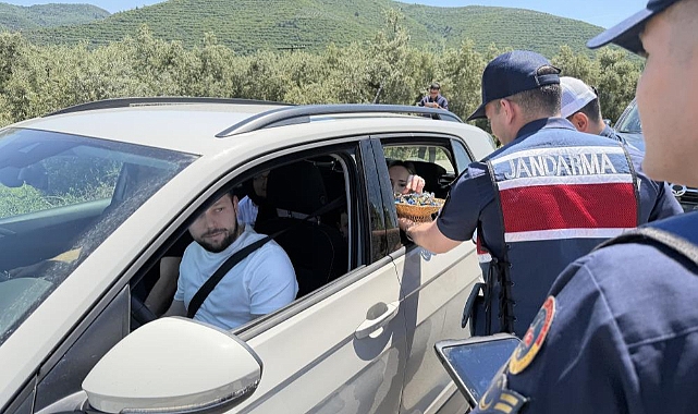 Bursa’da Jandarmadan Bayram Denetimi: Sürücülere Çikolatalı Uyarı