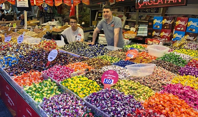 Bursa Kapalı Çarşı'da Bayram Yoğunluğu: Vatandaşlar Alışverişe Akın Etti