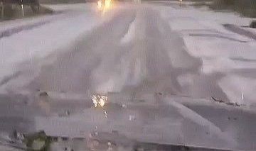 Dolu yağışı yolu beyaza bürüdü