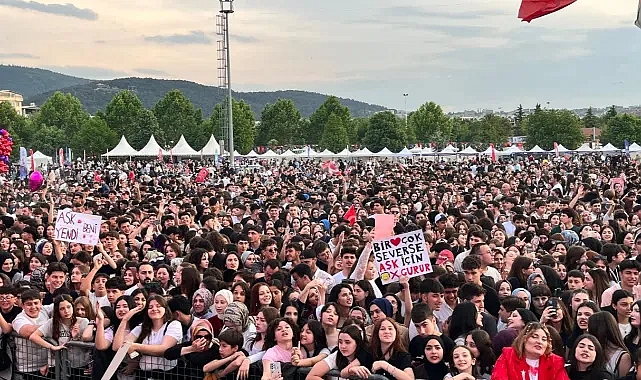 Hüdavendigar’da İğne Atılsa Yere Düşmedi! Oğuzhan Koç Konseri Öncesi Bursa Tek Yürek Oldu