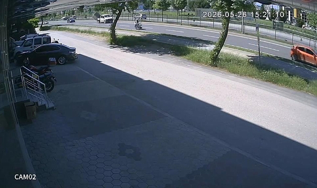 Kamyonetten düşen demir kafes faciaya davetiye çıkardı