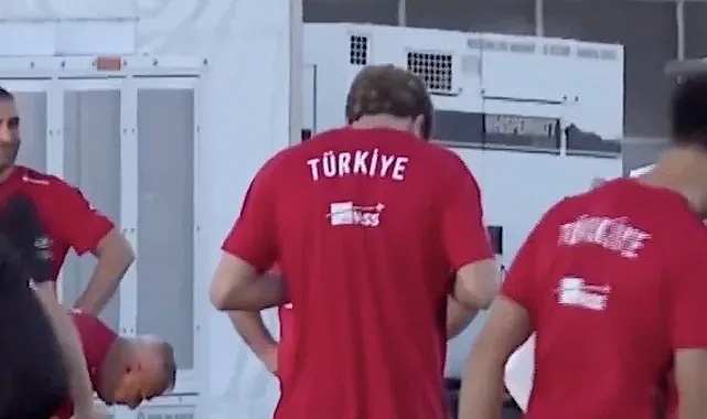 A Milli Takım’da Avustralya Maçı Hazırlıkları Sürerken Kenan Yıldız’ın Dua Anı Dikkat Çekti