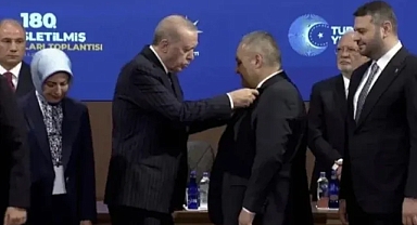 AK Parti’ye Yeni Katılımlar: Belediye Başkanlarına Rozetlerini Erdoğan Takdı