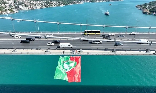 Amedspor bayrağı Fatih Sultan Mehmet Köprüsü’ne asıldı
