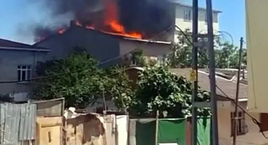 Avcılar’da 3 Katlı Binanın Çatısında Yangın: Alevler Kısa Sürede Söndürüldü