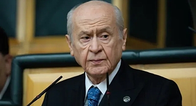 Bahçeli’nin Grup Toplantısında Dikkat Çeken Yüzük ve Rozet Detayı 