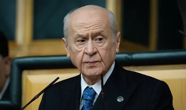 Bahçeli’nin Grup Toplantısında Dikkat Çeken Yüzük ve Rozet Detayı