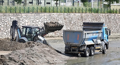 Bursa Büyükşehir Belediyesi’nden Nilüfer Çayı’nda Kapsamlı Temizlik Çalışması