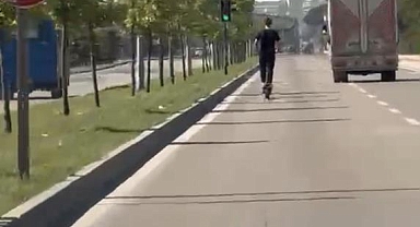 Bursa'da Elektrikli Scooter Sürücüsünden Trafikte Tehlikeli Sürüş 