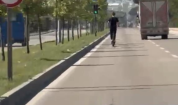 Bursa'da Elektrikli Scooter Sürücüsünden Trafikte Tehlikeli Sürüş