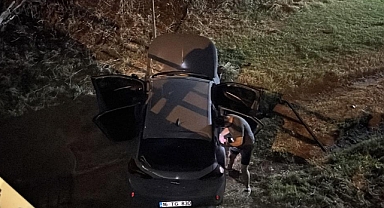 Bursa’da navigasyon kazası: Dereye uçan otomobilde genç sürücü yaralandı