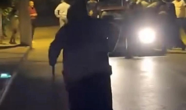 Bursa’da Sokak Ortasında Sopalı Kavga! Tekme ve Tokatlar Havada Uçuştu