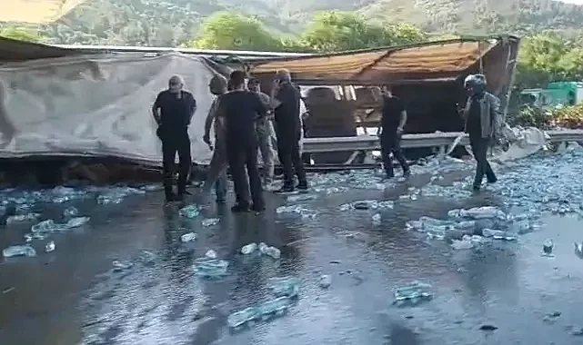 Bursa’da Su Yüklü Tır Köprü Ayağına Çarptı: Sürücü Hayatını Kaybetti