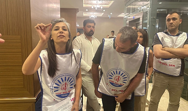 Büyükşehir Meclisi'nde Gergin Dakikalar: Protestocu Grup Salondan Çıkarıldı