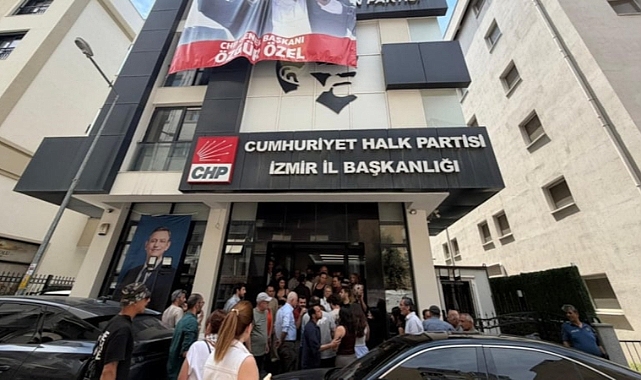 CHP İzmir İl Başkanlığı’nda Karanfil Krizi: Destek Gerginliği Arbedeye Dönüştü