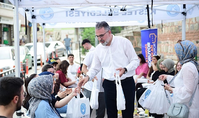 İnegöl’de Kontrolden Çıkan Kamyon Tarlaya Devrildi: Sürücü Yaralandı 