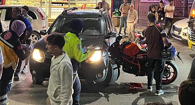 İnegöl’de motosiklet otomobile saplandı: Sürücü yaralandı