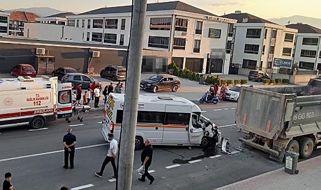 İnegöl’de Servis Minibüsü Park Halindeki Kamyona Çarptı: Sürücü Ağır Yaralandı