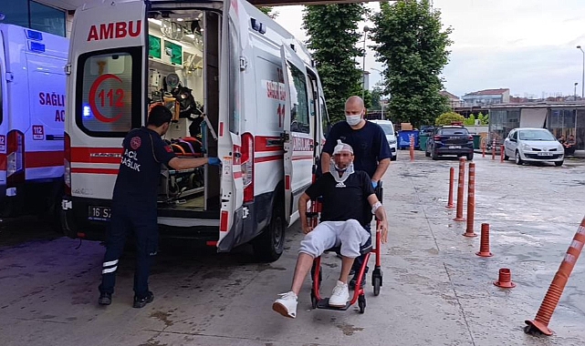 İnegöl’de Yağmur Kazası: Bariyerlere Çarpan Otomobilde 4 Kişi Yaralandı 