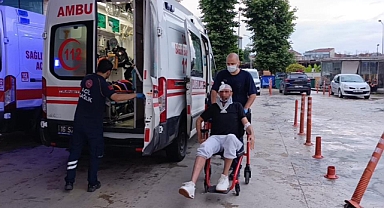 İnegöl’de Yağmur Kazası: Bariyerlere Çarpan Otomobilde 4 Kişi Yaralandı 