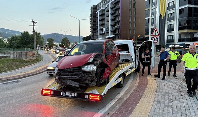 Kontrolden Çıkan Otomobil Tabelaya Çarptı