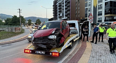 Kontrolden Çıkan Otomobil Tabelaya Çarptı