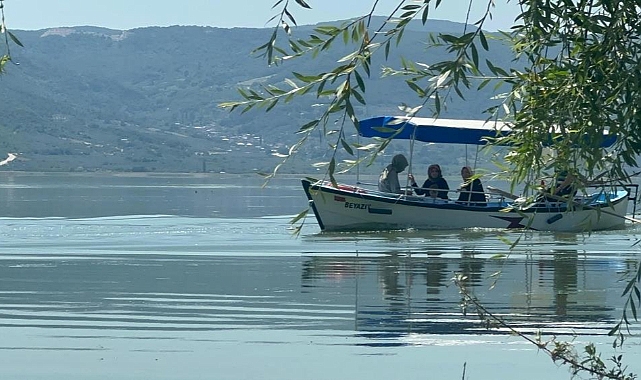 Uluabat Gölü’nde Sular Çekildi, Gölyazı Yeniden Turistlerle Doldu 