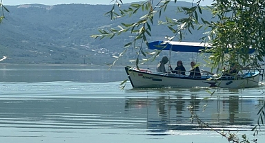 Uluabat Gölü’nde Sular Çekildi, Gölyazı Yeniden Turistlerle Doldu 