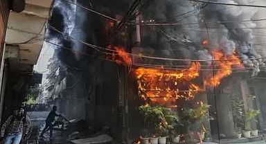 Yeni Delhi’de Pansiyon Yangını Faciası: 21 Ölü, Onlarca Yaralı