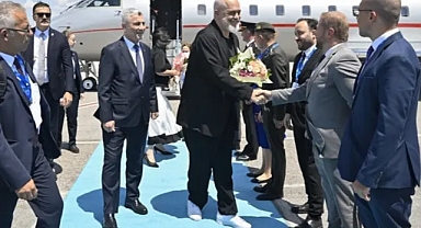 Arnavutluk Başbakanı Edi Rama NATO Zirvesi İçin Ankara'da! Spor Kombini Dikkat Çekti 