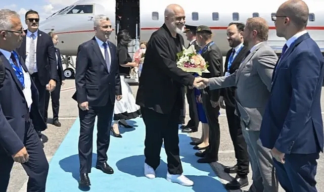 Arnavutluk Başbakanı Edi Rama NATO Zirvesi İçin Ankara'da! Spor Kombini Dikkat Çekti