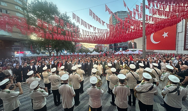 Bursa 15 Temmuz’da tek yürek oldu: Binlerce kişi demokrasi nöbetinin 10. yılında meydanlara aktı