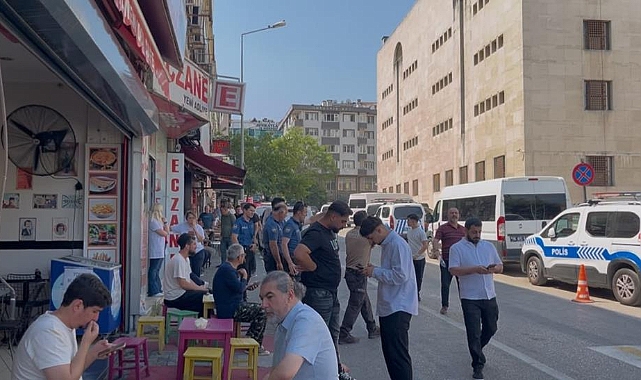 Bursa Adliyesi Önünde Sandalyeli Kavga