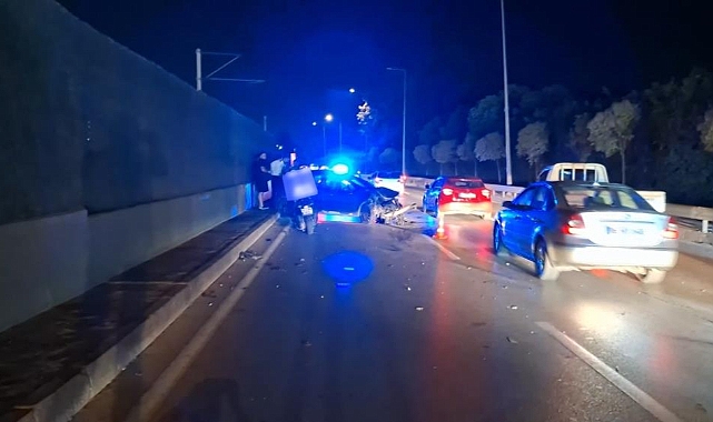 Bursa'da Baz İstasyonuna Çarpan Otomobil Hurdaya Döndü 