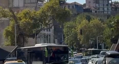 Bursa'da Düğün Konvoyunun Önünü Otobüs Şoförü Kesti!