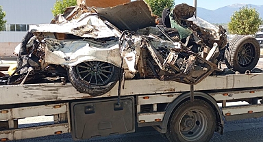 Bursa'da Freni Patlayan Kamyon Dehşet Saçtı: Otomobili Altına Aldı, 3 Kişi Yaralandı