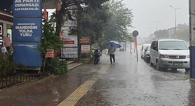 Bursa'da Sağanak Hayatı Felç Etti! Yollar Göle Döndü