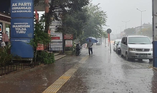 Bursa'da Sağanak Hayatı Felç Etti! Yollar Göle Döndü