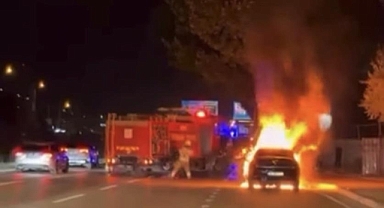 Bursa'da Seyir Halindeki Otomobil Alev Alev Yandı