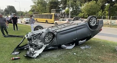 Bursa Trafik Kazası: 3 Araç Birbirine Girdi, Takla Atan Otomobil Hurdaya Döndü