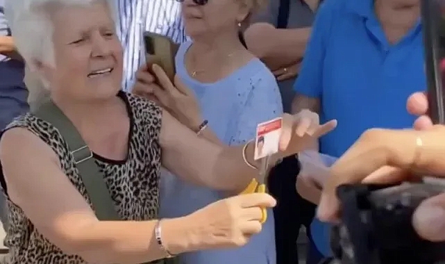 CHP'li kadın üyelik kartını keser gibi yapıp kıyamadı