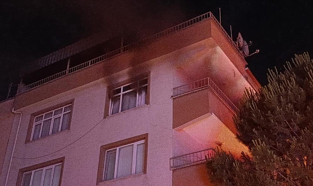 İnegöl’de apartman yangını paniği! Buzdolabı kısa devre yaptı