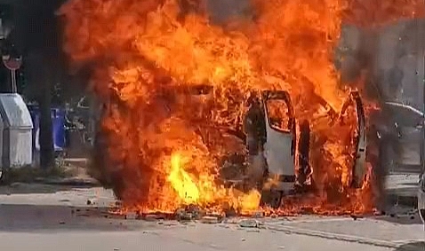 İnegöl’de Çakmak Yüklü Araç Alev Alev Yandı! Patlama Sesleri Paniğe Neden Oldu