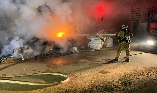 İnegöl OSB'de Orman Ürünleri Fabrikasında Yangın: Ahşap Atıkları Alev Aldı 