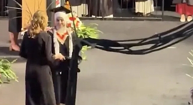 Kanada’da Skandal Görüntü: Öğrencinin Kefiyesi Zorla Çıkarıldı