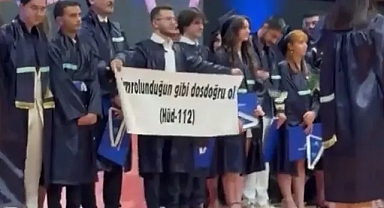 Yeditepe Üniversitesi Mezuniyetinde Ayetli Pankart Tartışması! Görüntüler Gündem Oldu