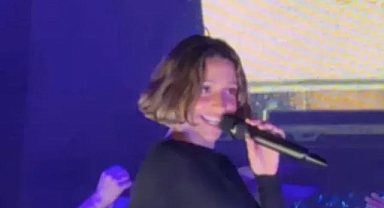 Zeynep Bastık sahne performansıyla dikkat çekti
